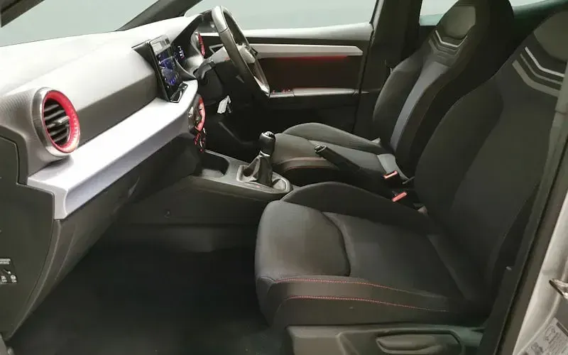 Usado Seat Ibiza FR 80 CV (58 kW) 2023 Plateado Utilitario