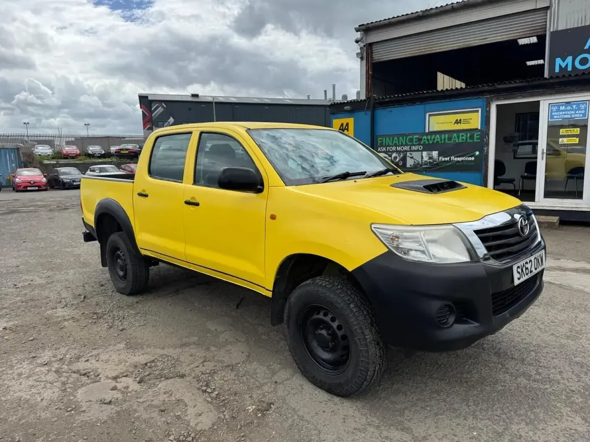 Used Toyota HiLux 144 HP (105 kW) 2012 Yellow Pickup