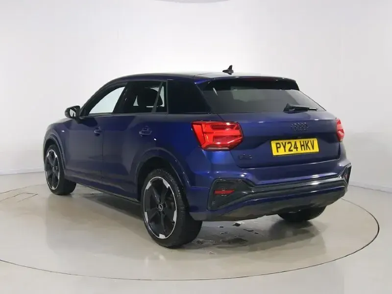 Begagnad Audi Q2 Black Edition 150 HK (110 kW) 2024 Blå SUV