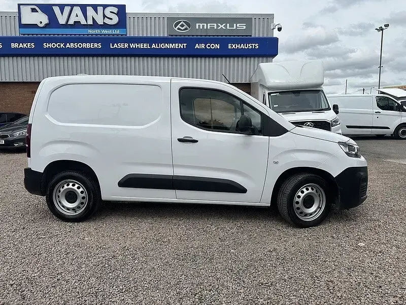 Used Citroën Berlingo 100 HP (73 kW) 2023 White MPV