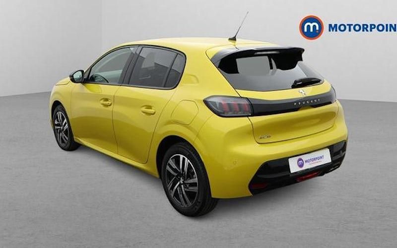 Used Peugeot 208 Allure+ 131 HP (96 kW) 2023 Yellow Hatchback