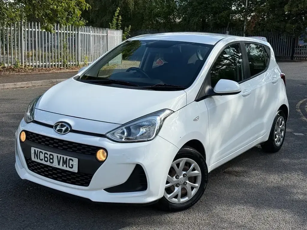 Used Hyundai i10 SE 67 HP (49 kW) 2019 White Hatchback