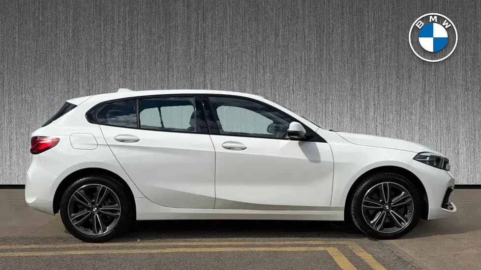 Usado BMW 118 Sport Line 134 CV (98 kW) 2023 Blanco Utilitario
