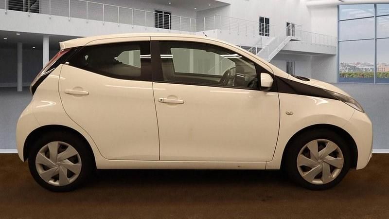 Begagnad Toyota Aygo X-play 2015 Vit Halvkombi