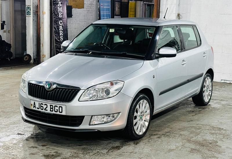 Begagnad Skoda Fabia Elegance 105 HK (77 kW) 2012 Silver Halvkombi