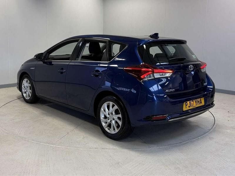 Used Toyota Auris Hybrid 134 HP (98 kW) 2017 Blue Hatchback