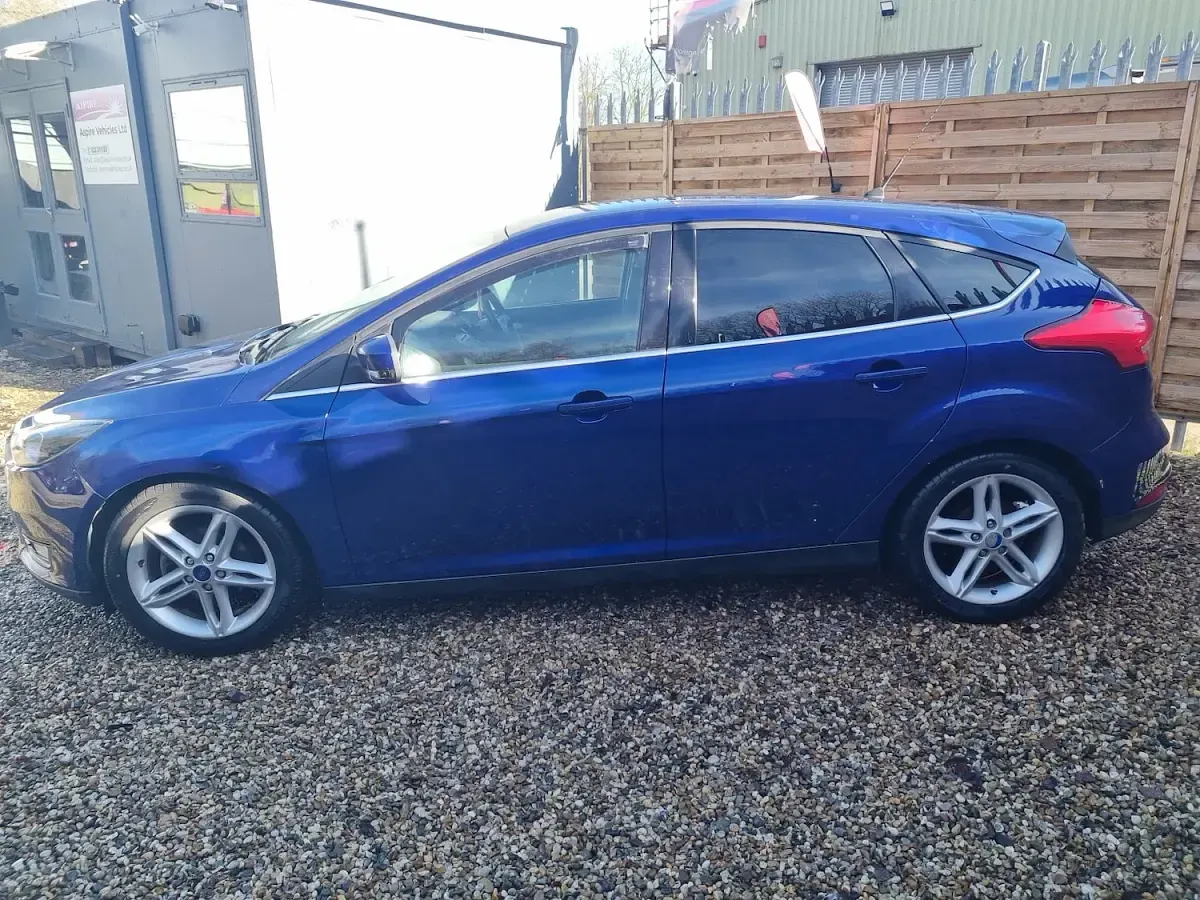 Used Ford Focus Zetec 120 HP (88 kW) 2015 Blue Hatchback