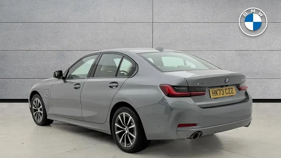 Usado BMW 330e Sport Line 288 HP (211 kW) 2023 Cinzento
