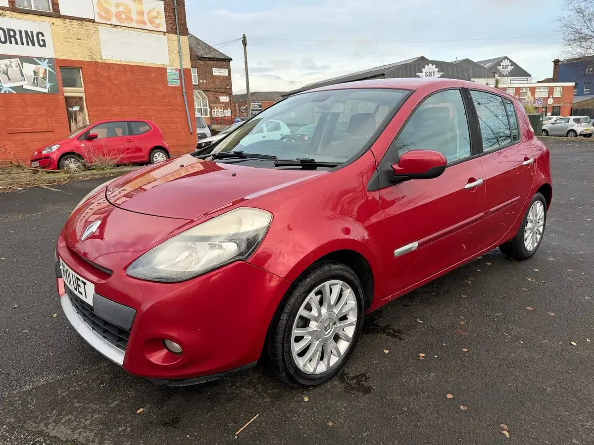 Used Renault Clio Dynamique 88 HP (64 kW) 2011 Red Hatchback