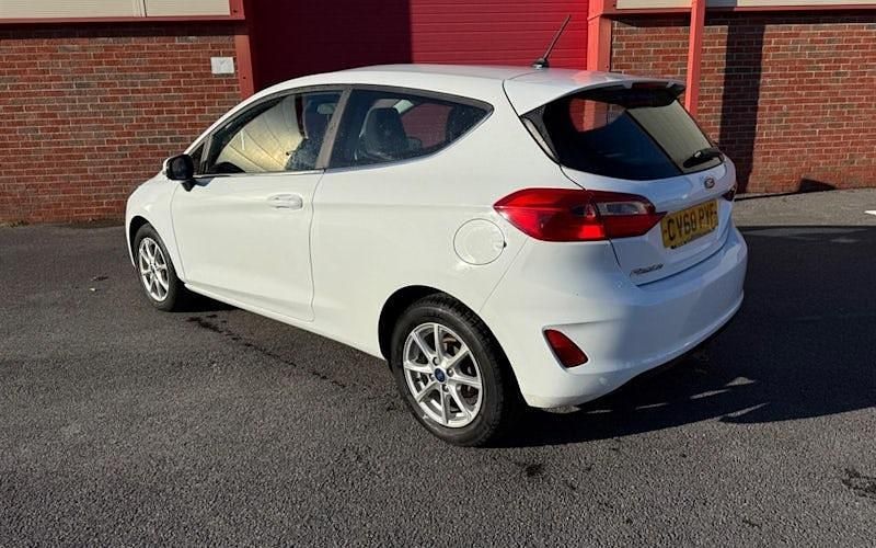 Used Ford Fiesta Zetec 101 HP (74 kW) 2018 White Hatchback