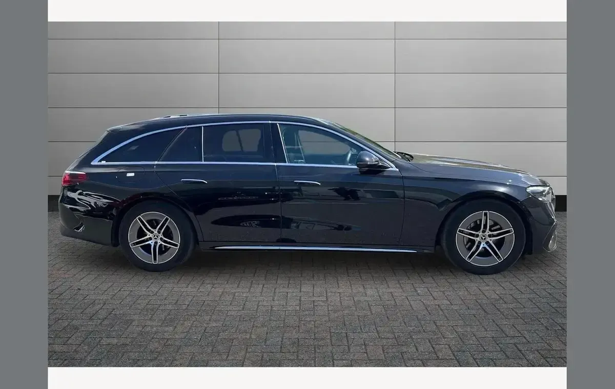 Usado Mercedes E200 AMG line 200 HP (147 kW) 2025 Preto Carrinha