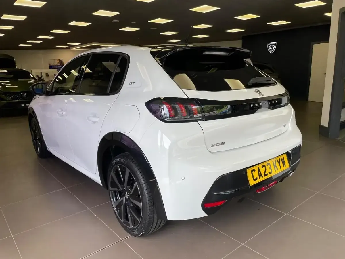 Gebraucht Peugeot 208 GT 99 PS (72 kW) 2023 Weiß Kleinwagen