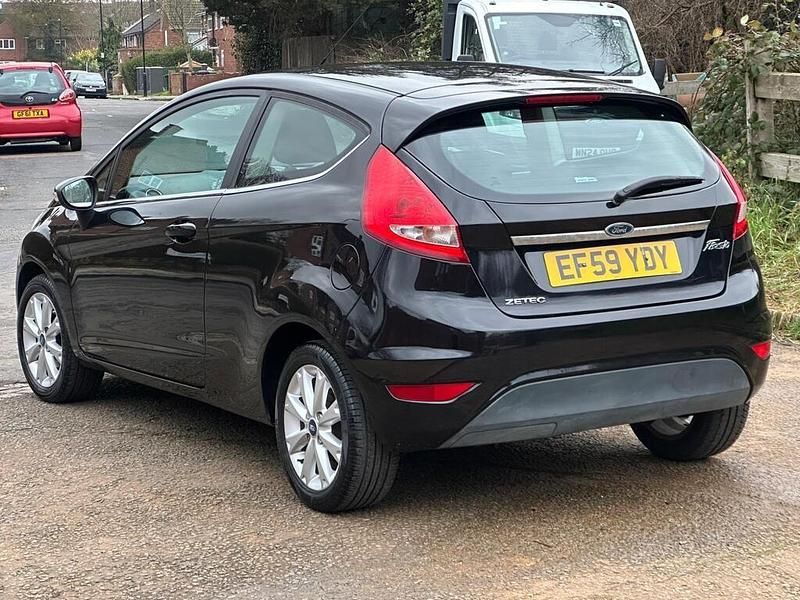 Second-hand Ford Fiesta Zetec 82 CP (60 kW) 2010 Negru Hatchback