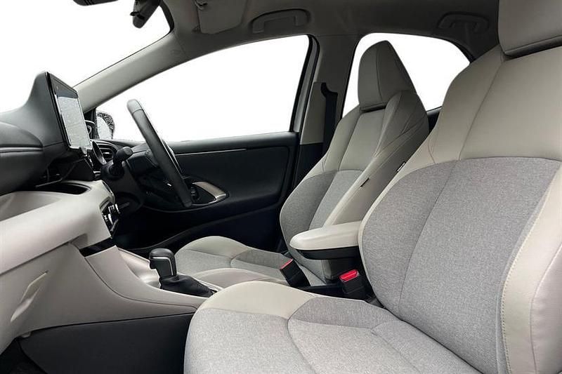 Used Toyota Yaris Hybrid 116 HP (85 kW) 2023 White Hatchback