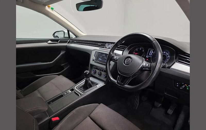 Used VW Passat Business 147 HP (108 kW) 2016 White Estate
