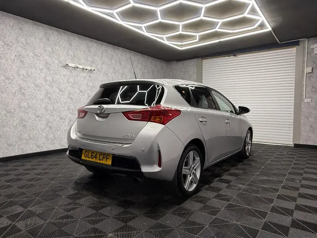 Used Toyota Auris Multidrive S 132 HP (97 kW) 2014 Silver Hatchback