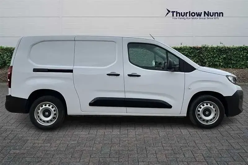 Second-hand Vauxhall Combo S 100 CP (73 kW) 2024 Alb Monovolum