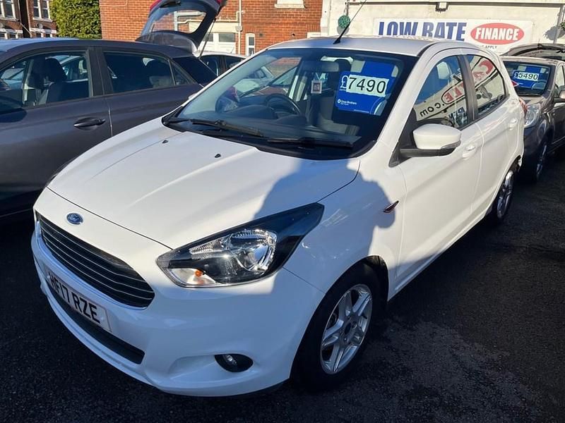 Used Ford Ka Plus Zetec 70 HP (51 kW) 2017 White Hatchback