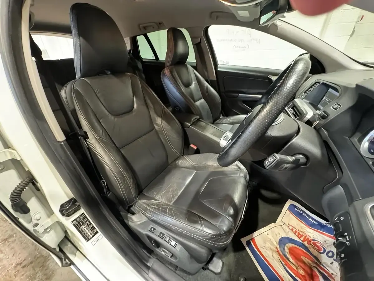 Used Volvo V60 R-Design 180 HP (132 kW) 2012 White Estate