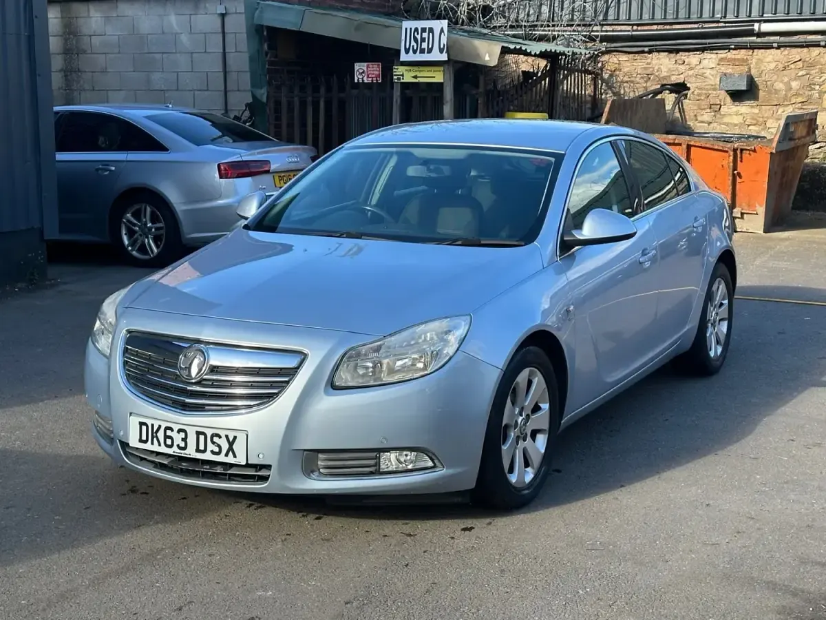 Usado Vauxhall Insignia SRi 163 CV (119 kW) 2013 Plateado Utilitario