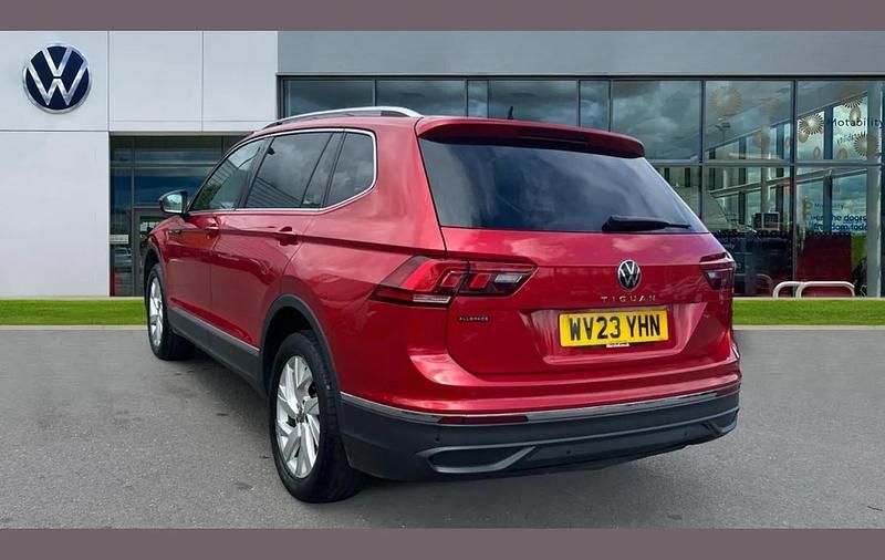 Second-hand VW Tiguan Allspace Life 150 CP (110 kW) 2023 Roșu SUV