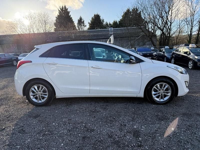 Used Hyundai i30 SE 100 HP (73 kW) 2014 White Hatchback