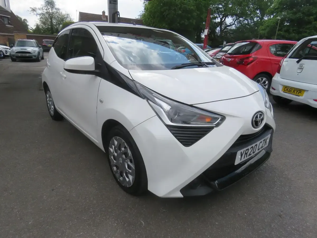 Gebraucht Toyota Aygo X-play 72 PS (52 kW) 2020 Weiß Kleinwagen