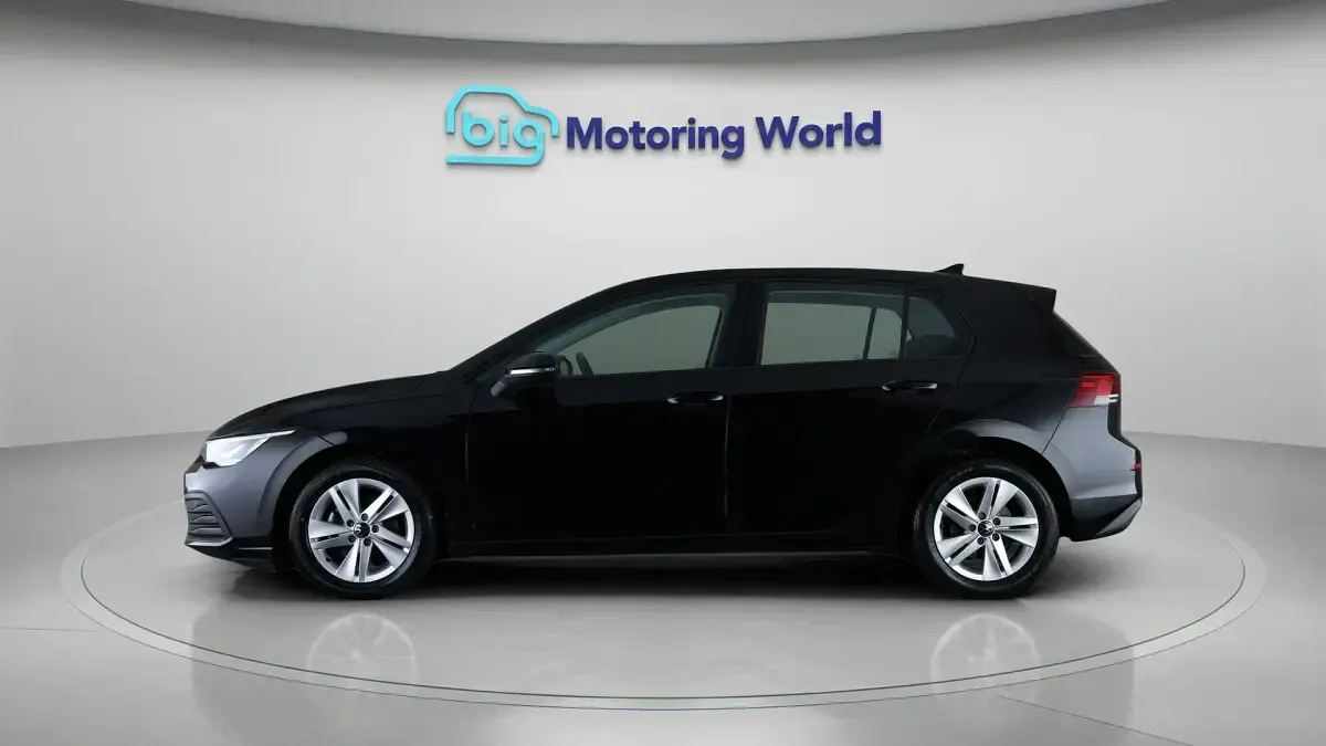 Second-hand VW Golf VIII S 108 CP (79 kW) 2022 Negru Hatchback