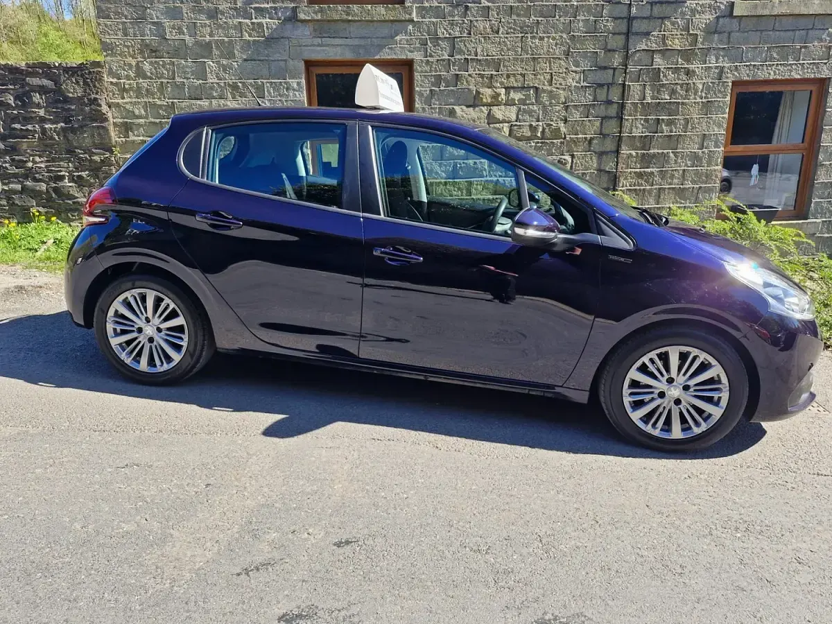 Second-hand Peugeot 208 Signature Sky 102 CP (75 kW) 2018 Albastru Hatchback