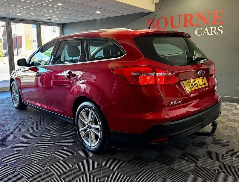 Used Ford Focus Zetec 125 HP (91 kW) 2016 Red Estate