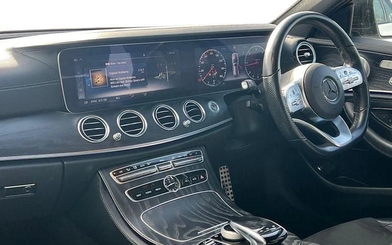 Usado Mercedes E220 Active 194 CV (142 kW) 2020 Plateado Familiar