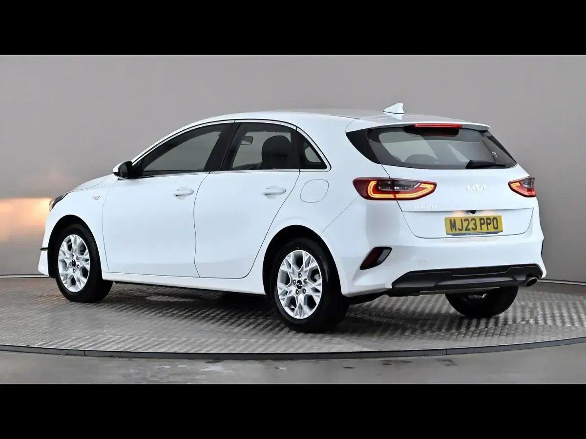 Used Kia Ceed 2023 White Hatchback