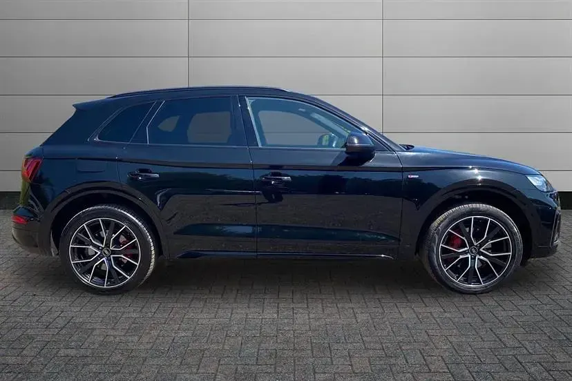 Used Audi Q5 Comfort 265 HP (194 kW) 2022 Mythos black SUV