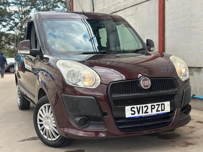 Used Fiat Doblò Active 95 HP (69 kW) 2012 Red MPV