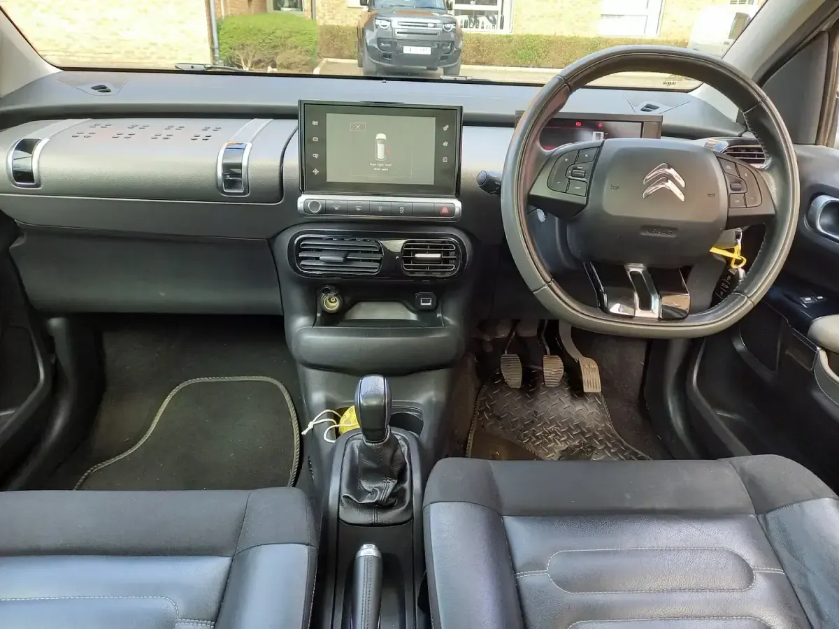 Used Citroën C4 Cactus Flair 100 HP (73 kW) 2016 White Hatchback