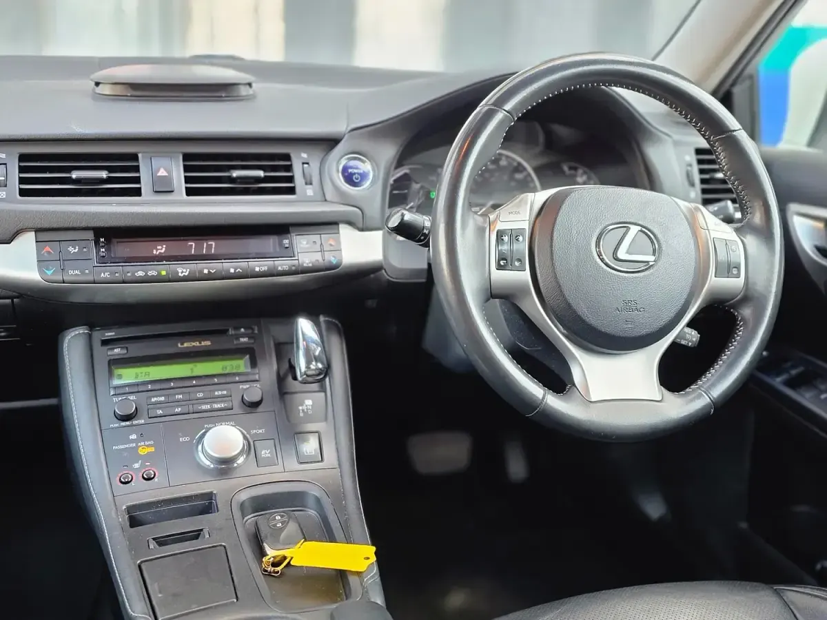 Used Lexus CT200h Luxury Line 2014 White Hatchback
