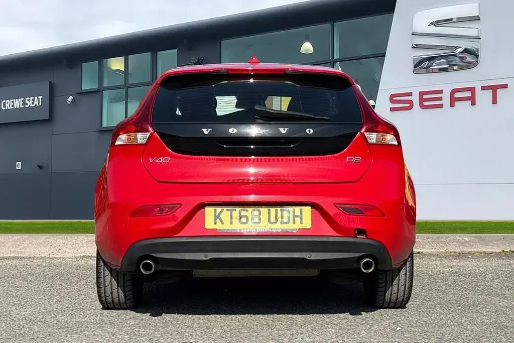 Käytetty Volvo V40 Momentum 2019 Punainen Viistoperä