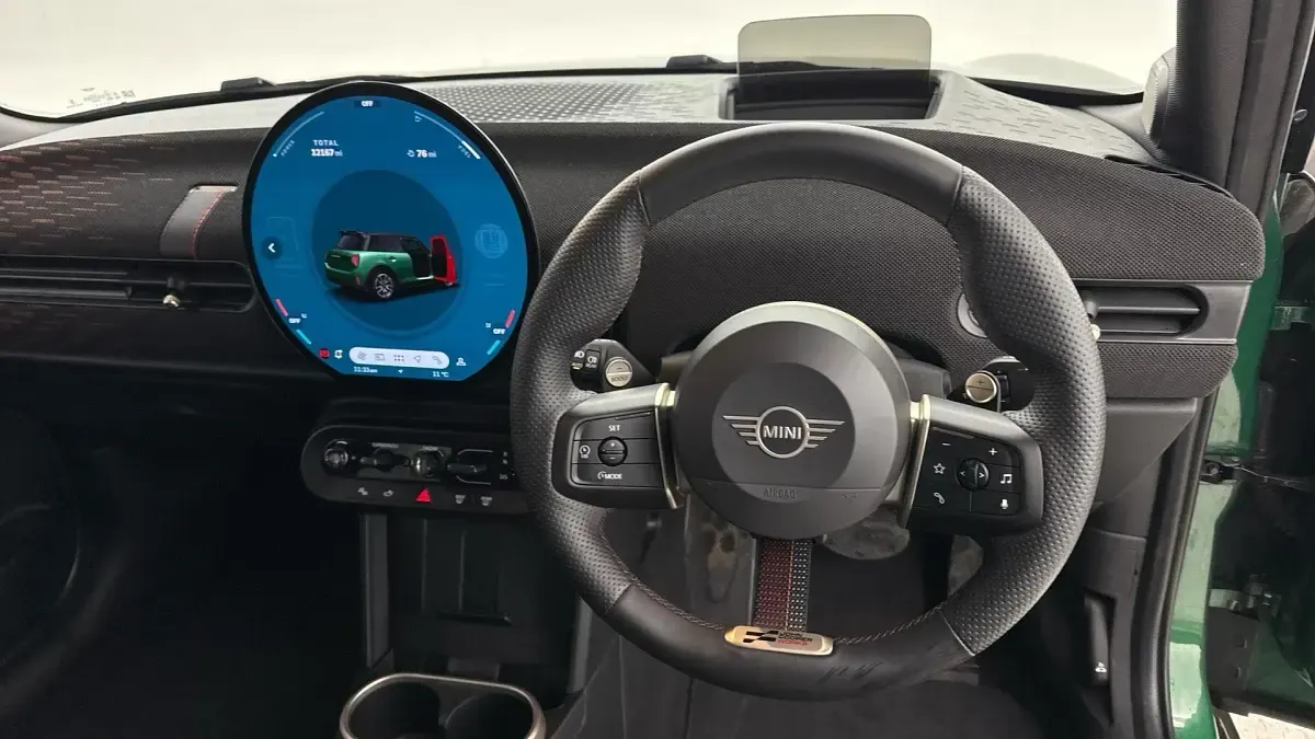 Usado Mini Cooper Hatch 113 kW (154 CV) 2025 Verde Utilitario