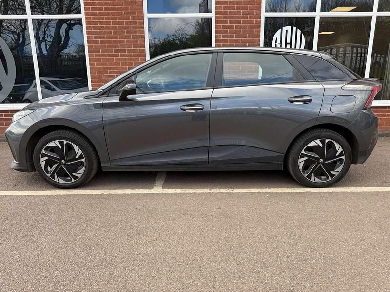 Begagnad MG MG4 EV SE 319 kW (435 HK) 2023 Grå Halvkombi