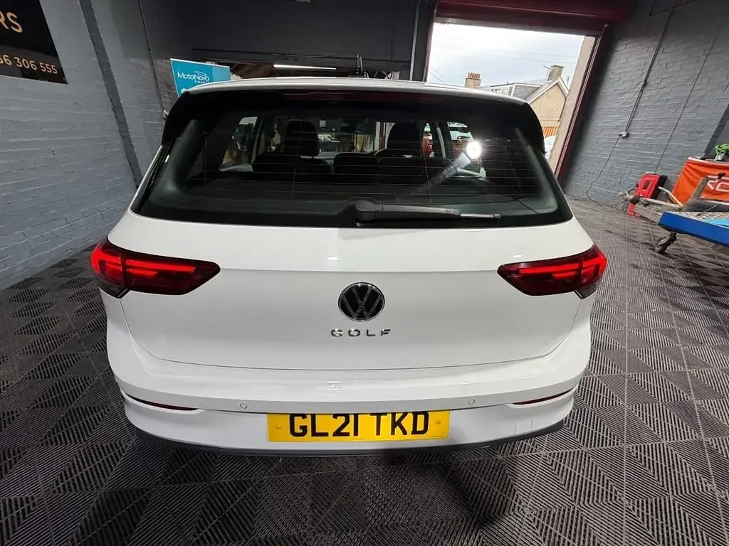 Używany VW Golf VII S 130 KM (95 kW) 2021 Biały Hatchback