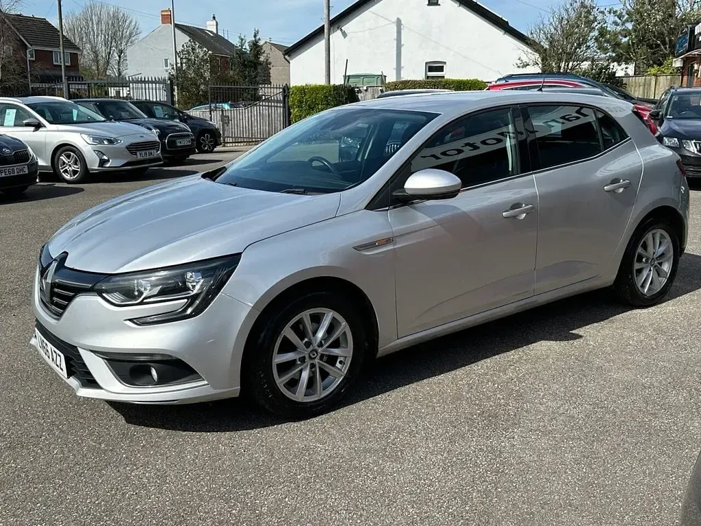 Used Renault Mégane III Dynamique 110 HP (80 kW) 2016 Silver Hatchback