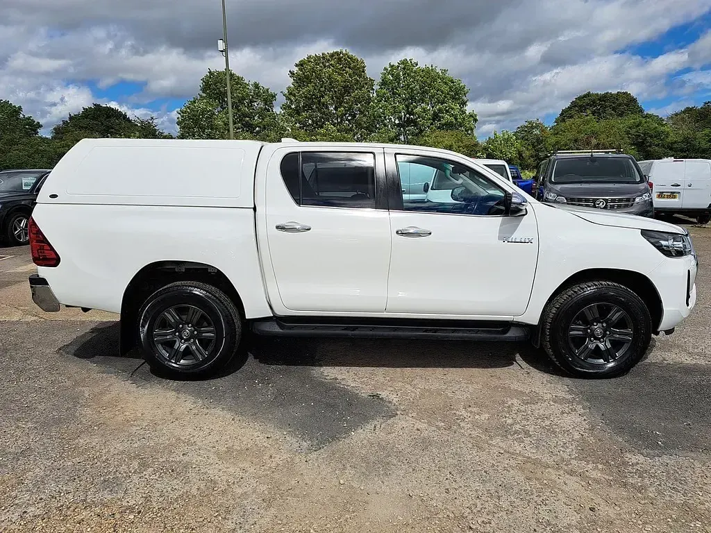 Used Toyota HiLux Luxury 148 HP (108 kW) 2023 White Pickup