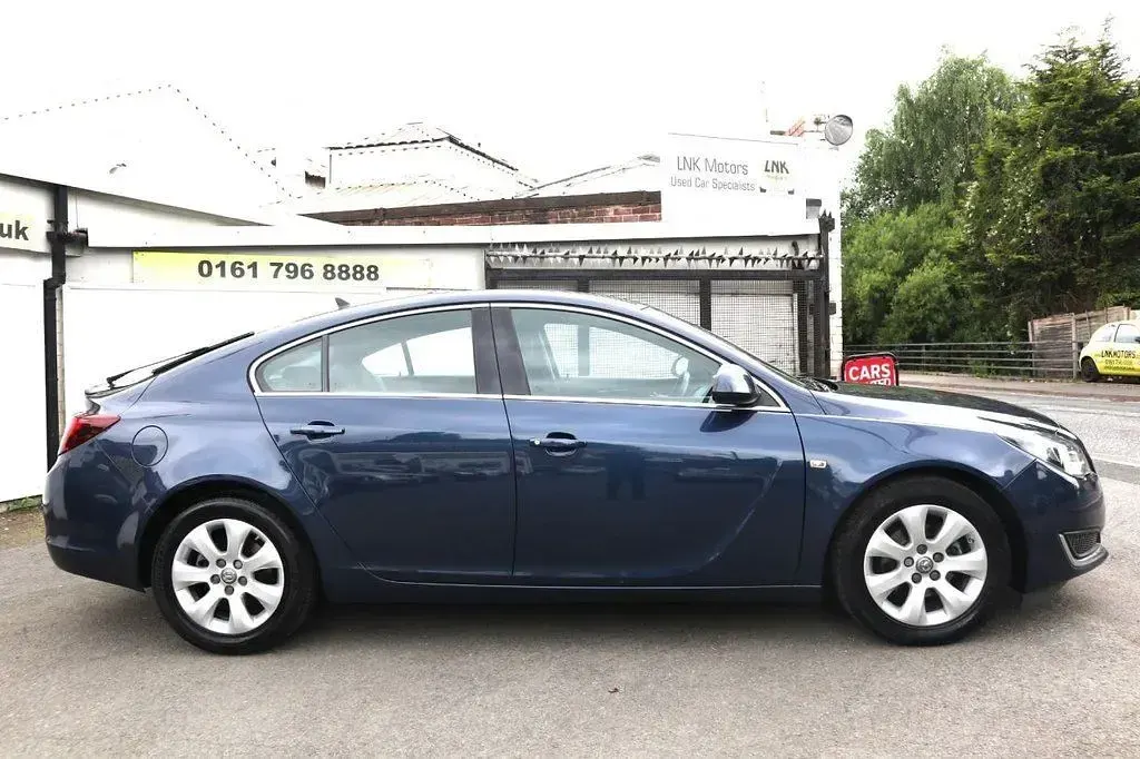 Used Vauxhall Insignia S 140 HP (102 kW) 2015 Blue Hatchback