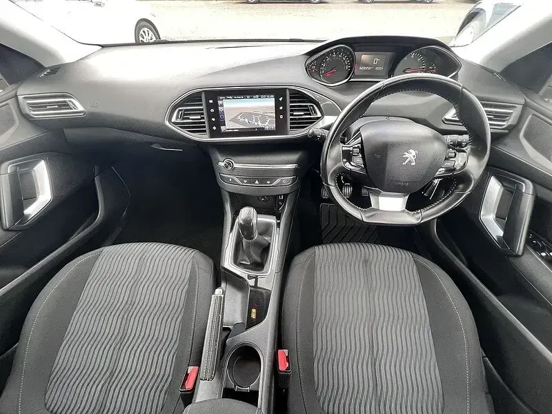 Used Peugeot 308 SW Active 98 HP (72 kW) 2016 Silver met Estate