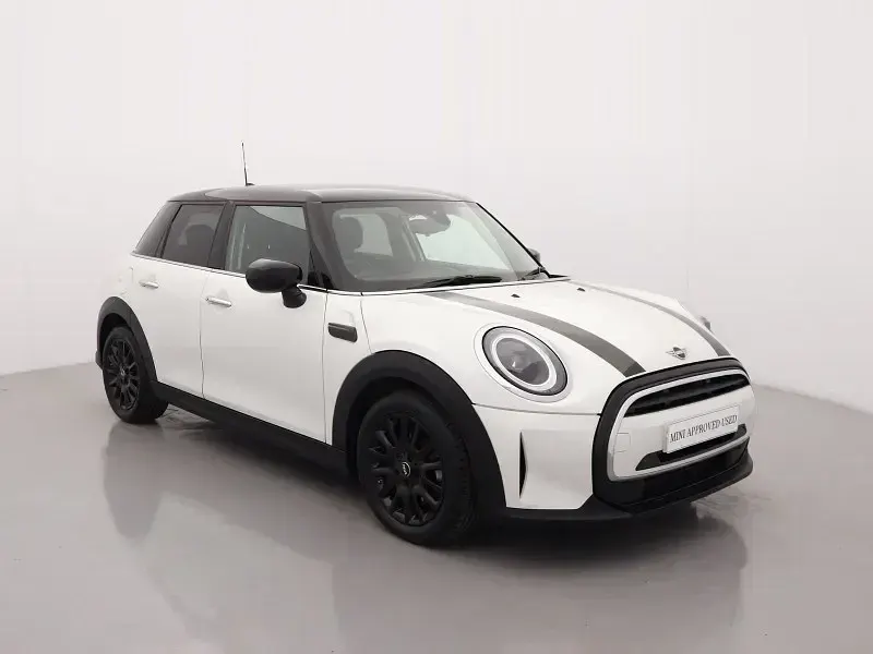 Usado Mini Cooper Classic 134 HP (98 kW) 2024 Branco Citadino