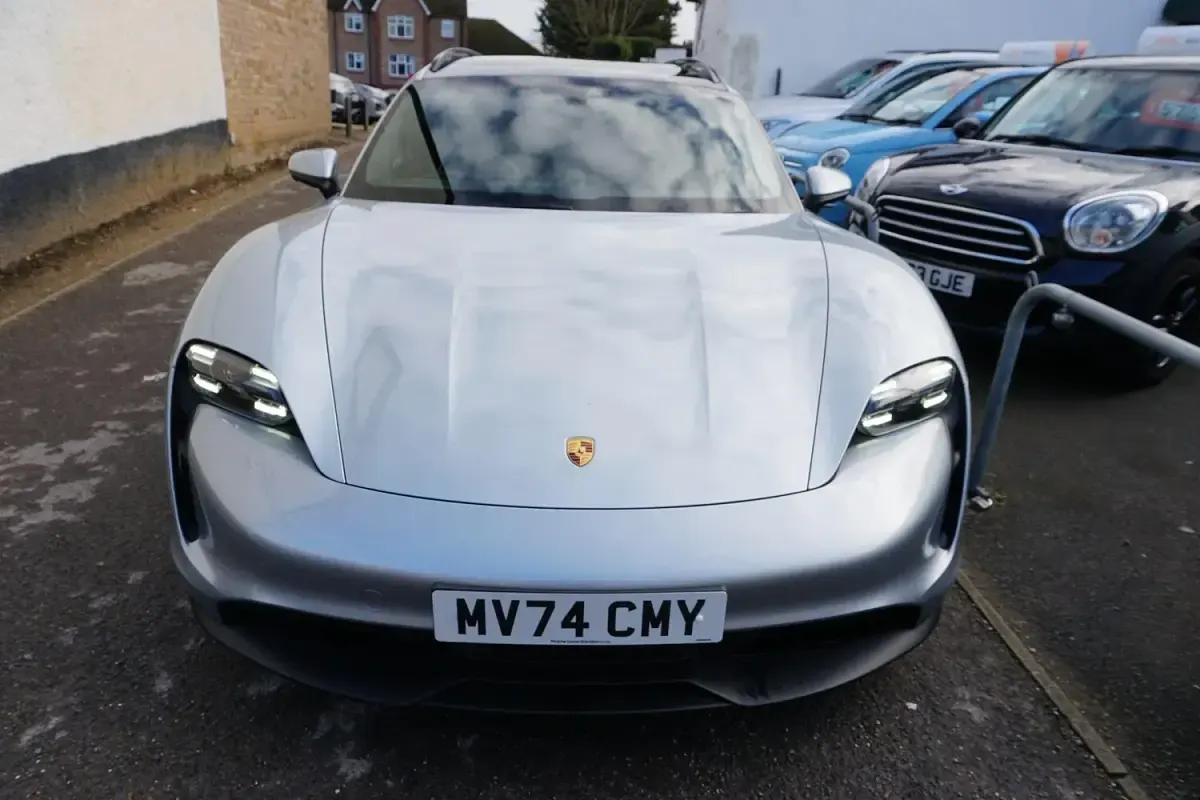 Begagnad Porsche Taycan 389 kW (530 HK) 2024 Silver Kombi