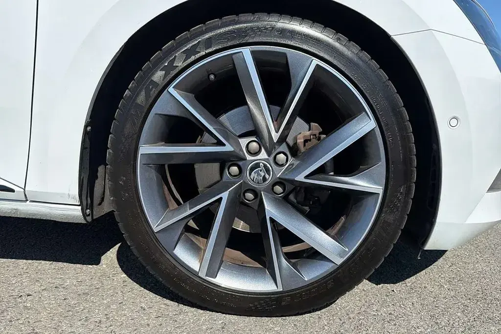 Used Skoda Superb SportLine 150 HP (110 kW) 2019 White Estate