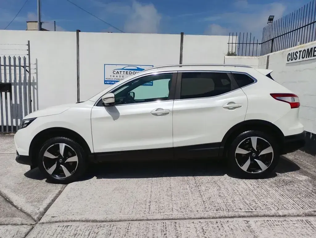 Used Nissan Qashqai N-Vision 110 HP (80 kW) 2017 White SUV
