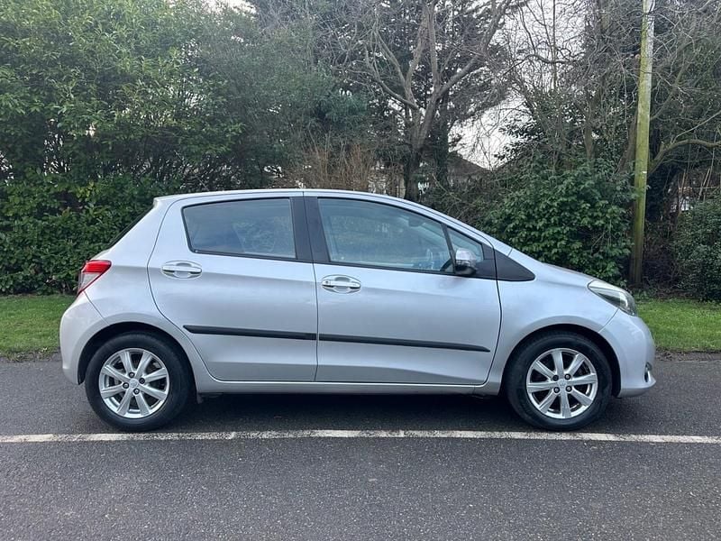 Used Toyota Yaris Multidrive S 99 HP (72 kW) 2012 Silver Hatchback