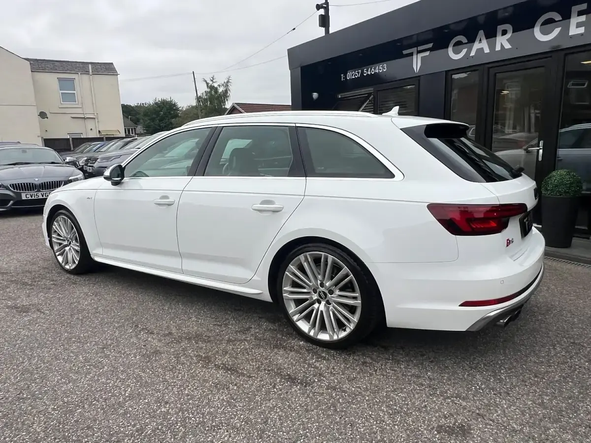 Used Audi A4 354 HP (260 kW) 2018 White Estate